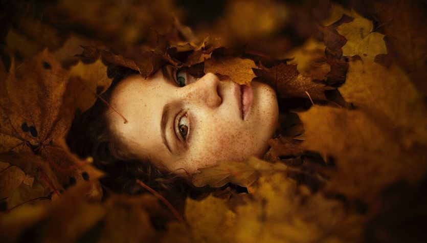 çarpıcı kadın fotoğrafları sonbahar yapraklar