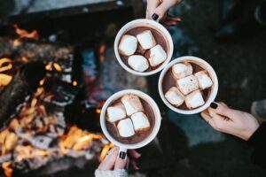 hygge nedir sıcak kakao kamp ateşi marshmellow