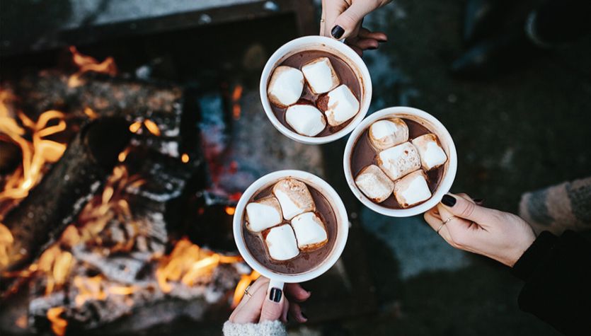 hygge nedir sıcak kakao kamp ateşi marshmellow