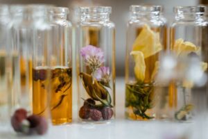uçucu yağların özellikleri faydaları yararları aromaterapi esansiyel